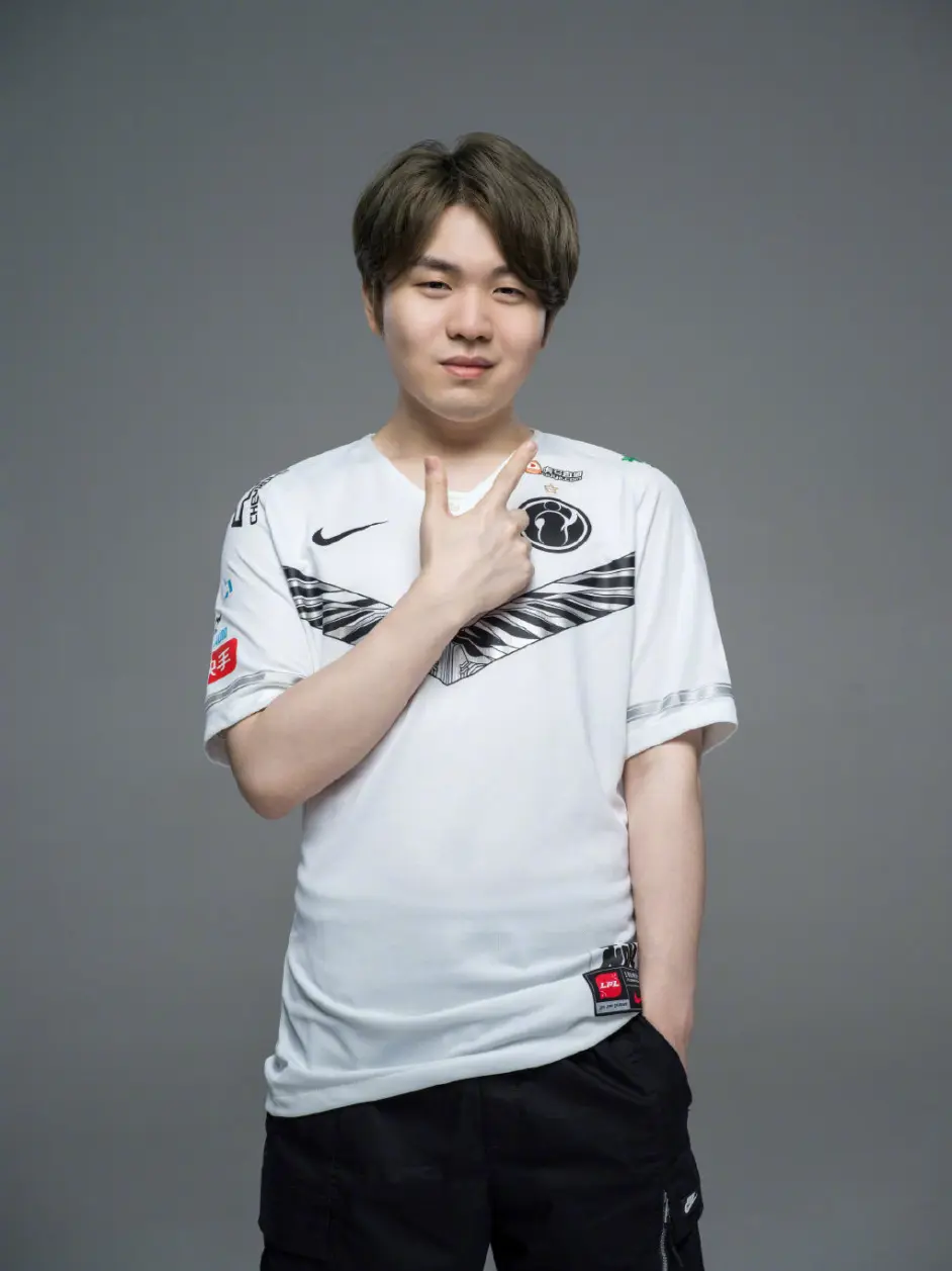 包含Rookie迎来三赛季高光表现，G2球迷沸腾！的词条